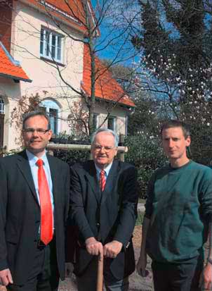 Carsten Junge, Gerd Hadeler, Nils Tornow vor der neuen Blutbuche.