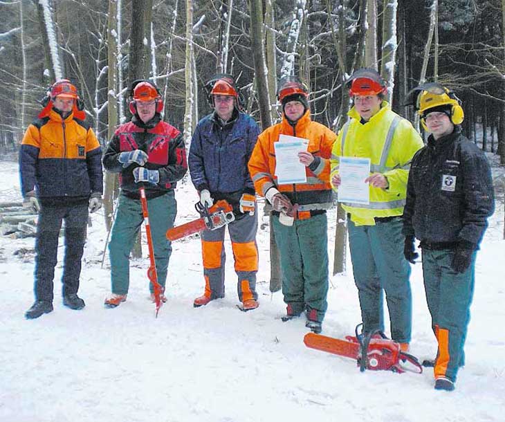 Feuerwehr: Training mit der Motorsäge